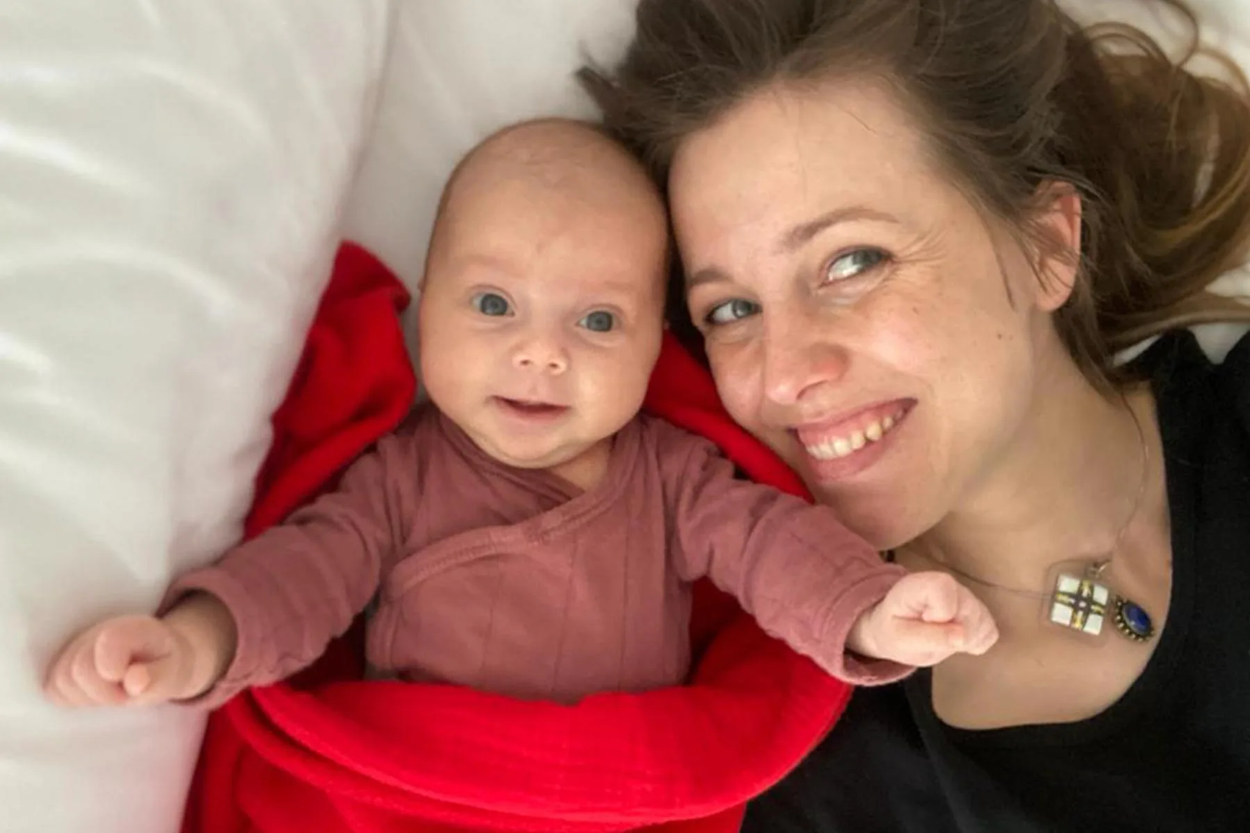 My Daily Routine for Freelancers: My wife Kateřina and my daughter Léda are joyfully waiting for daddy (Leo Grzyb)