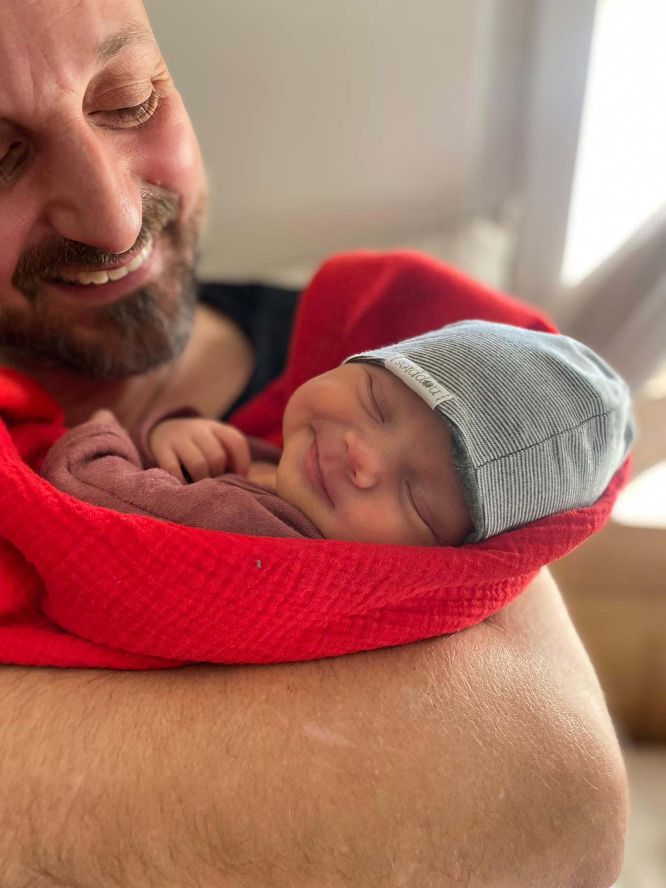 Daily routine for freelancers - Leo Grzyb with his daughter Léda in his arms.