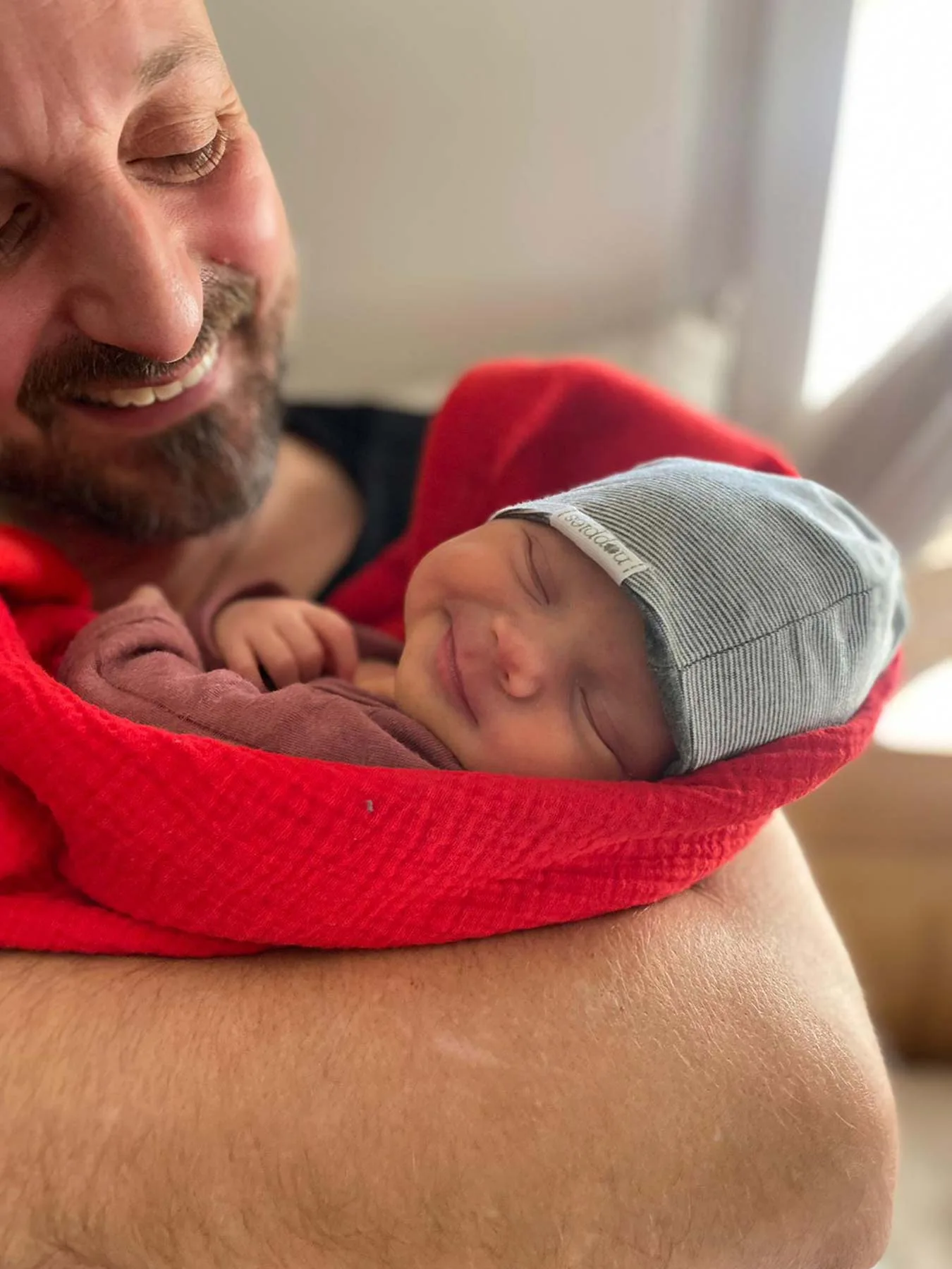 Daily routine for freelancers - Leo Grzyb with his daughter Léda in his arms.