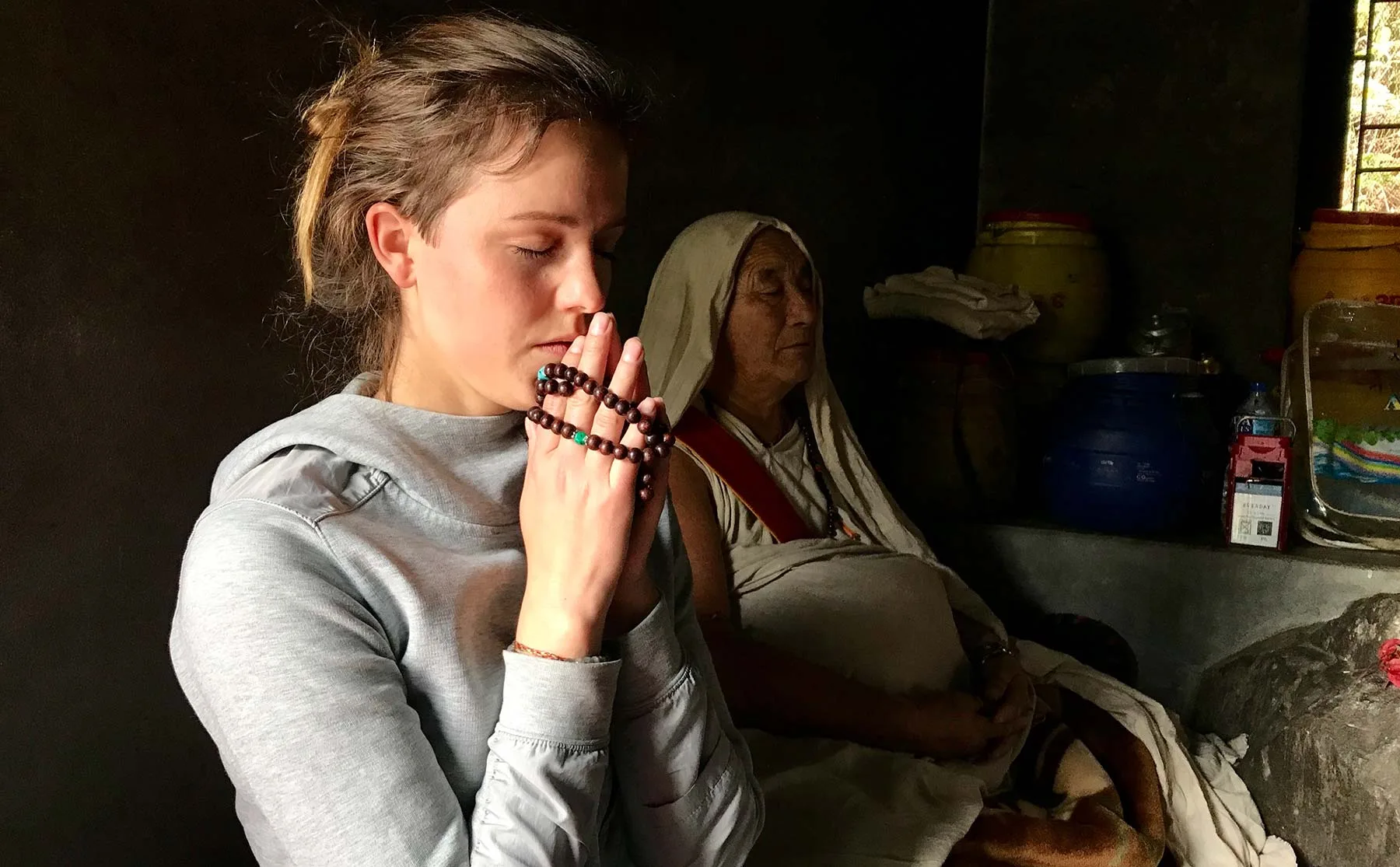 Daily routine for freelancers - My wife Kateřina had a wonderful opportunity to meditate in the company of a highly realized yogi in his cave.