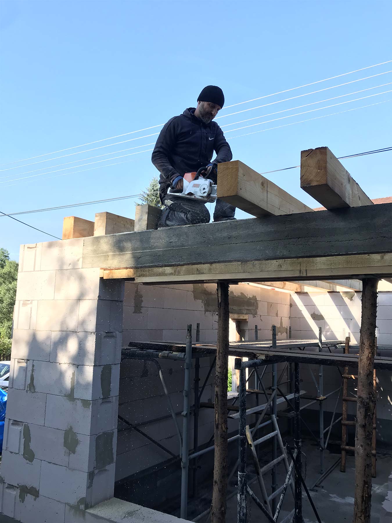 How to stay motivated - When you have the right motivation, you can achieve miracles. Leo Grzyb is building a house and a studio for his family.