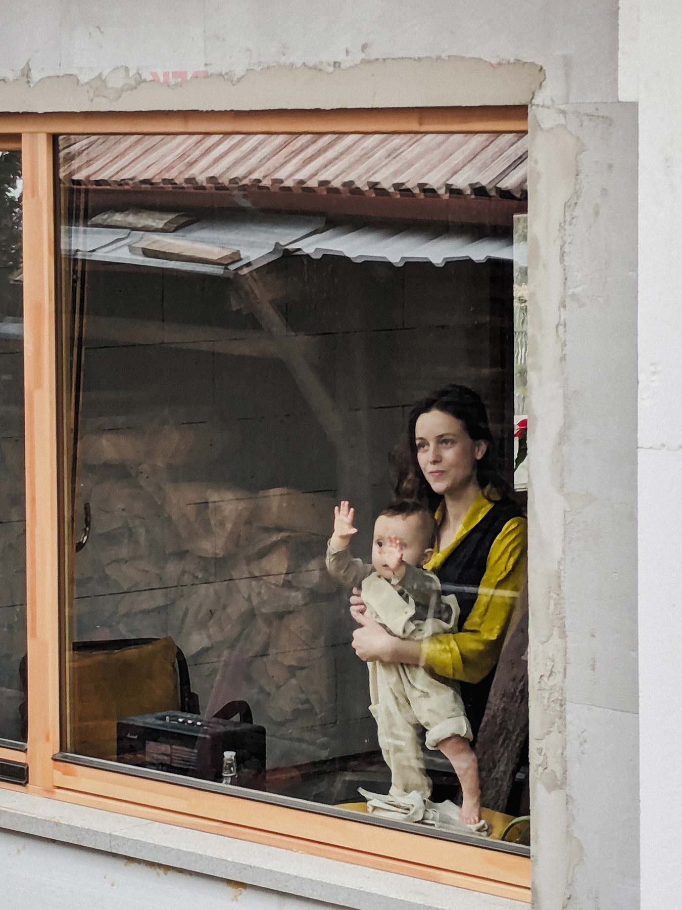 How to stay motivated - My wife Kateřina and my daughter Léda in our newly built little house, looking out the window into the garden.